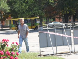 Фото: У Полтаві міліція обороняє обласну адміністрацію від неіснуючого мітингу: фото