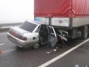 Під Полтавою легковик, роблячи обгін, врізався у вантажівку: є постраждала