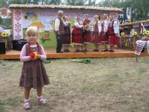 Фото: У Сорочинцях на Святі сала співали і годували короваєм-велетнем