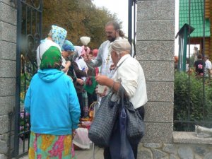 Фото: Полтавці відзначають свято Спаса - святять яблука, мед та квіти