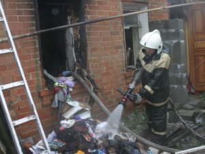 Фото: Щойно у Полтаві гасили пожежу: у дітей зайнявся комп’ютер (фото)