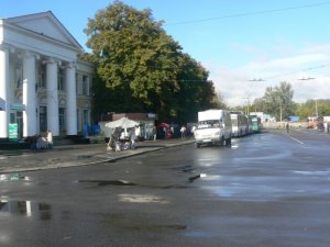 У Полтаві замість зупинки "Південний вокзал" з'явилася автостоянка