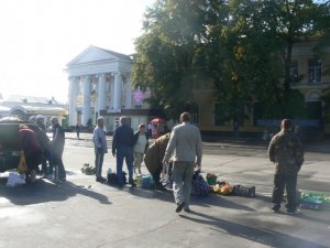 Фото: Полтавські продавці стихійних ринків щодня ризикують життям, торгуючи