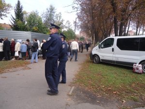 Фото: Полтавці по кілька годин стоять в черзі, аби побачити Плащаницю Богородиці (фото)