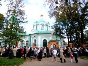 Фото: У Полтаві у черзі до Плащаниці Богородиці померла жінка