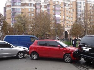 У Полтаві біля зупинки «Сінна» три легковики потрапили в ДТП