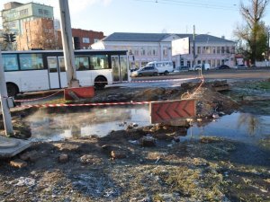 Фото: У Полтаві так і не "підлатали" водопровід на Маршала Бірюзова (фотофакт)