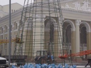 Фото: У Полтаві почали встановлювати головну міську ялинку