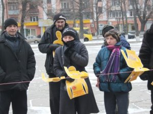 У Полтаві на мітингу просять грошей на профілактику ВІЛ та туберкульозу (фото)