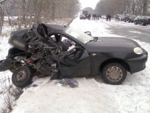 ДТП під Полтавою: автобус з Кишинева через ожеледицю в’їхав у евакуатор (фото)