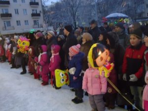 Полтавці у Святвечір танцювали з Чортом і Янголом біля ялинки (фото)