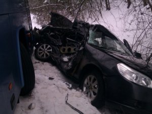 Фото: Під Полтавою легковик не розминувся з пасажирським автобусом: є жертви (фото)