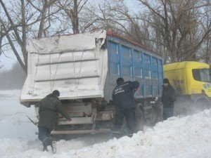 Під Полтавою водій, що віз цирконій у Францію, в'їхав у кювет, аби уникнути ДТП