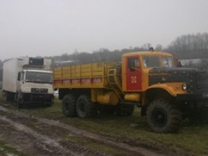 Фото: Рятувальники допомогли витягнути на дорогу дві вантажівки в Полтавському районі