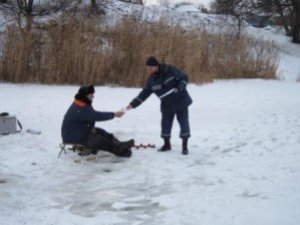 Фото: Полтавські рибалки дві доби мерзли на льоду, заблукавши