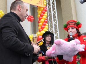 Фото: Меру Полтави на святі Сала подарували свиню (фото)