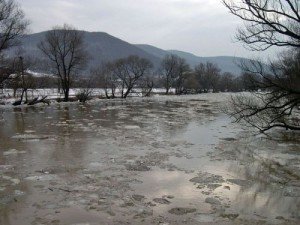 Фото: На полтавських річках з льодом боротимуться вибухівкою