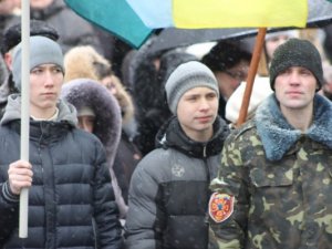 Фото: Сьогодні полтавці принесли квіти до пам’ятника Шевченку (фоторепортаж)