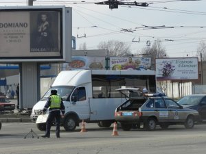 У Полтаві на площі Зигіна не розминулись вантажівка та іномарка (фото та карта)