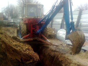 Фото: У Полтаві чоловік, копаючи траншею, опинився в реанімації (фото)