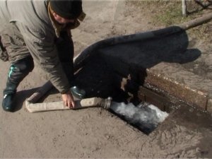 Фото: У Полтаві рятувальники викачували воду з підвалу школи (фото+відео)