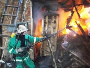 Фото: Під Полтавою спалахнув вагончик і будівля невідомого власника