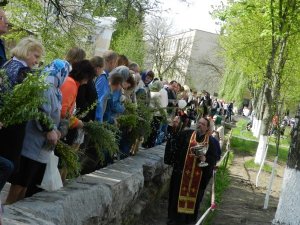 Фото: Полтавці на Вербну неділю святили гілочки та заробляли під церквами