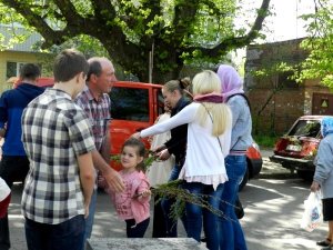 Фото: Як у Полтаві освячували вербу та «бились» гілочками (фото)