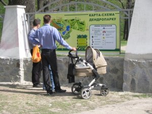 Полтавці масово відкрили сезон відпочинку в дендропарку (фоторепортаж)