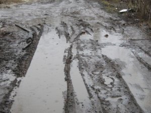 Фото: У Полтаві жителі вулиці Водяна вважають, що газовики зіпсували їхню дорогу (фото)