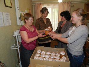 Фото: У Полтаві безхатченкам подарували паски