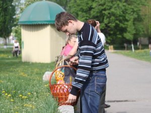 Фото: Великдень у Полтаві: освячують паски, квіти, вино (+фото)