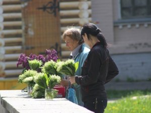 Фото: У Полтаві з нагоди свята стали популярними бузок і конвалії