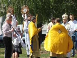 Фото: У Полтаві влаштували хресну ходу з іконами і піснями (+фото)