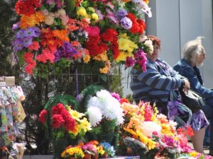 Ціни у Полтаві на квіти і вінки для поминального дня