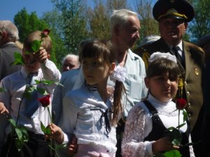 Фото: У Полтаві поклали квіти до пам’ятників героям-авіаторам (+фото)