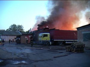 Фото: У Полтаві пожежа знищила склад (+ відео)