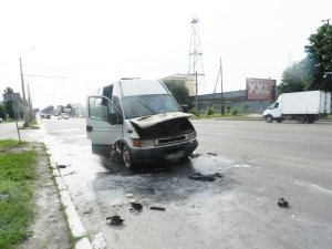 Фото: У Полтаві біля заправки спалахнув пасажирський мікроавтобус (фото)