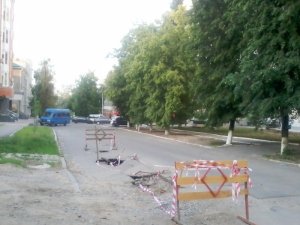 Фото: Асфальт в центрі Полтави й далі провалюється, але місце обгородили