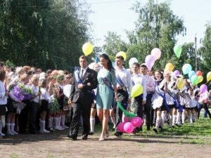 Фото: У 2-у та 38-у школи на останній дзвоник завітав мер Полтави. Фотоогляд.