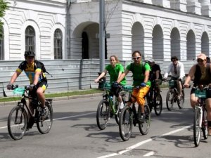 Фото: У Полтаві на акцію до Велодня приєднались веломобілісти