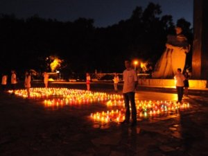 Фото: На День скорботи у Полтаві молодь запалила свічки пам’яті (+ фото)