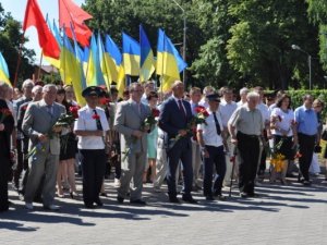 Фото: Покладання квітів на День скорботи у Полтаві відбулося під прапорами КПУ