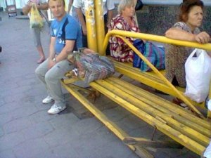 Фото: Сидіти на лавках у Полтаві, очікуючи транспорт - небезпечно (фото)