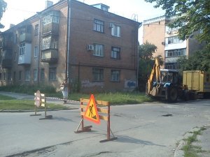 Фото: У Полтаві перекрили вулицю Нечуя-Левицького: у водоканалі пояснили ситуацію