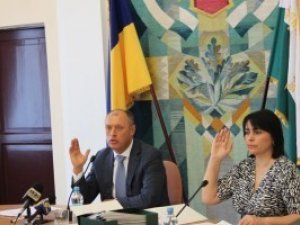 На сесію Полтавської міськради прийшов нардеп, а 20 депутатів не з’явилося (фотоогляд)