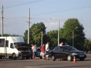 Фото: ДТП у Полтаві: маршрутка  не розминулася з легковиком (фото, +карта)