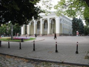 Фото: Театральну площу в Полтаві загородили металевими стовпчиками (фотофакт)