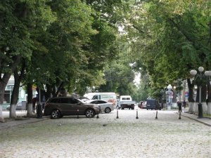 Фото: Театральну площу в Полтаві загородили металевими стовпчиками (фотофакт)