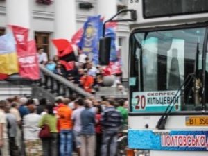 Більше сотні полтавців мітингували проти підвищення цін на проїзд (фоторепортаж)